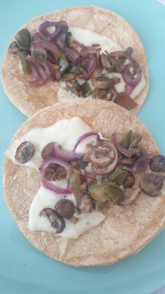Quesadillas filled with fried mushrooms 🍄, onion 🧅 and melted cheese 🧀 / Quesadillas polnjene s praženimi gobami 🍄, čebulo 🧅 in stopljenim sirom 🧀